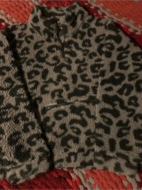 Knox Rose Gray and Black Leopard Sherpa Pullover